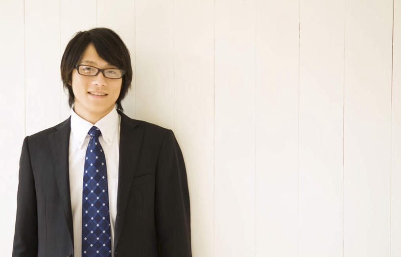 一个人,商务人士,商务男性,站,笑,微笑,露齿笑,横图,室内,白天,白色背景,正面,衬衫,仅一个男性,仅一个人,套装,眼镜,墙,领带,注视,墙壁,墙面,仅一个年轻男性,观察,看,站着,摄影,影棚,观看,察看,关注,商务装,近视眼镜,工薪阶层,年轻男性,年轻人,白领,上班族,站立,半身,彩图,影棚拍摄,衬衣,拍摄