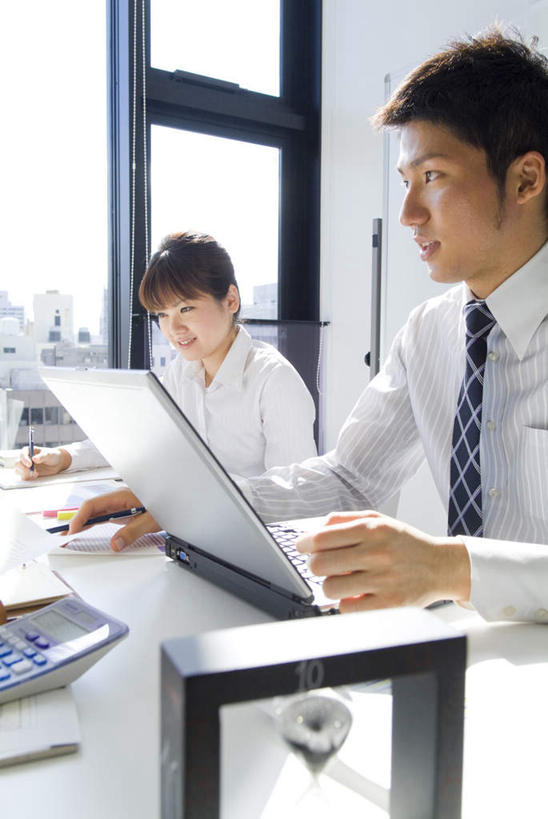 两个人,同事,商务人士,商务男性,商务女性,办公室,坐,笑,微笑,竖图,室内,白天,正面,衬衫,成功,合作,团队,集体,信心,电脑,笔记本电脑,窗户,桌子,阴影,套装,光线,网络,影子,办公桌,领带,注视,通讯设备,队伍,玻璃窗,黑色,阳光,观察,看,观看,察看,无线,领导,成就,关注,通信设备,商务装,无线网络,合伙,领袖,无线上网,便携式电脑,工薪阶层,手提电脑,男人,男性,年轻男性,年轻女性,女人,女性,年轻人,白领,上班族,坐着,半身,彩图,衬衣,短发