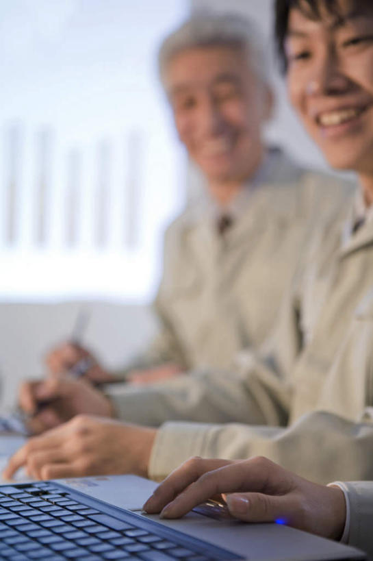 老年人,两个人,同事,商务人士,商务男性,办公室,坐,笑,微笑,露齿笑,竖图,室内,白天,正面,衬衫,成功,合作,团队,集体,信心,电脑,笔记本电脑,敲打,套装,朦胧,模糊,网络,领带,注视,输入,通讯设备,队伍,打字,观察,看,观看,点击,敲击,察看,无线,领导,成就,关注,通信设备,商务装,无线网络,合伙,领袖,无线上网,便携式电脑,工薪阶层,按键,手提电脑,老年男性,男人,男性,年轻男性,年轻人,白领,上班族,坐着,半身,彩图,衬衣