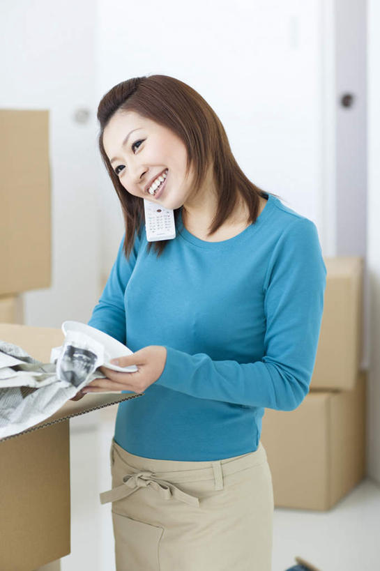 东方人,一个人,家庭主妇,客厅,站,笑,打电话,微笑,露齿笑,竖图,室内,白天,正面,报纸,杯子,餐具,电话,手机,亚洲,仅一个年轻女性,仅一个女性,仅一个人,服装,信息,包装,瓷器,瓷砖,地砖,碟子,盘,纸箱,咖啡杯,陶瓷制品,地面,拿,拿着,注视,休闲装,黄种人,通讯设备,衣服,蓝色,盘子,容器,箱子,碟,观察,看,站着,休闲,休闲服,服饰,观看,新闻,察看,起居室,关注,纸板箱,瓷杯,包装箱,交流,年轻女性,女人,女性,亚洲人,主妇,沟通,通话,站立,半身,彩图,报刊