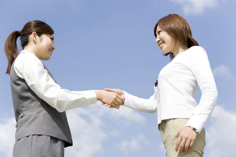 东方人,两个人,伙伴,朋友,商务人士,商务女性,站,握手,横图,室外,白天,仰视,友谊,合作,团队,亚洲,阴影,套装,光线,影子,云,云朵,云彩,注视,黄种人,蓝色,白云,蓝天,天空,阳光,天,观察,看,站着,战略,晴朗,观看,察看,关注,商务装,工薪阶层,联合,合谋,配合,协作,年轻女性,女人,女性,亚洲人,白领,上班族,晴空,搀手,拉手,手搀手,手拉手,手牵手,手握手,站立,半身,彩图,低角度拍摄