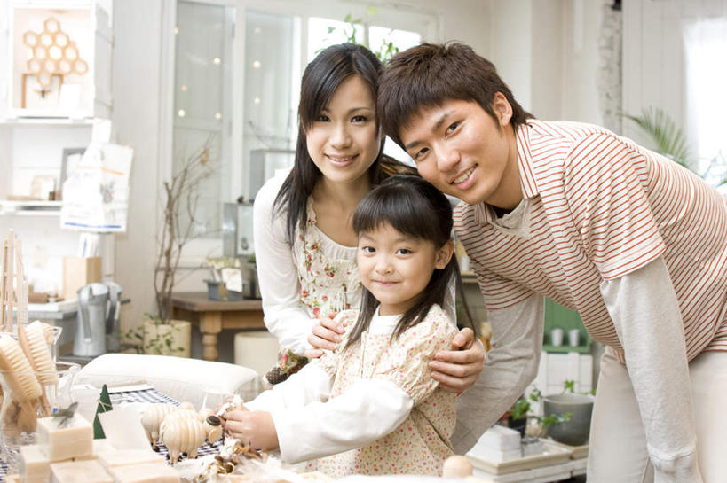 东方人,儿童,三个人,家庭,夫妻,母亲,父亲,女儿,客厅,站,坐,笑,微笑,横图,室内,白天,侧面,爱情,纯洁,亚洲,服装,工具,墙,浪漫,拿,拿着,注视,休闲装,黄种人,墙壁,墙面,小孩,衣服,观察,看,清洁,站着,休闲,温暖,温馨,父女,母女,三口之家,一家人,休闲服,恩爱,父爱,可爱,母爱,童年,童趣,恋人,服饰,观看,和睦,察看,起居室,关注,童真,烂漫,无邪,天真,男人,男性,年轻男性,年轻女性,女孩,女人,女性,亚洲人,孩子,年轻人,夫妇,情侣,站立,坐着,半身,彩图,伴侣,融洽,女生