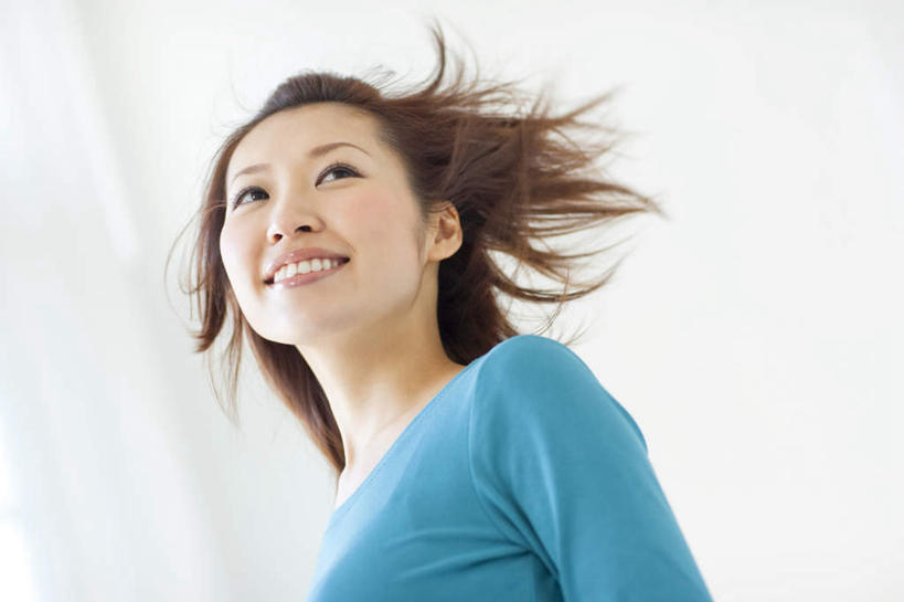 东方人,脸,头,脸颊,一个人,站,笑,微笑,露齿笑,横图,室内,特写,白天,仰视,亚洲,仅一个年轻女性,仅一个女性,仅一个人,服装,飘扬,注视,休闲装,黄种人,肩膀,衣服,蓝色,黑色,观察,看,站着,休闲,健康,休闲服,活力,服饰,观看,飘逸,青春,察看,关注,年轻女性,女人,女性,亚洲人,头部,长发,脸部,脸蛋,面部,站立,半身,彩图,低角度拍摄