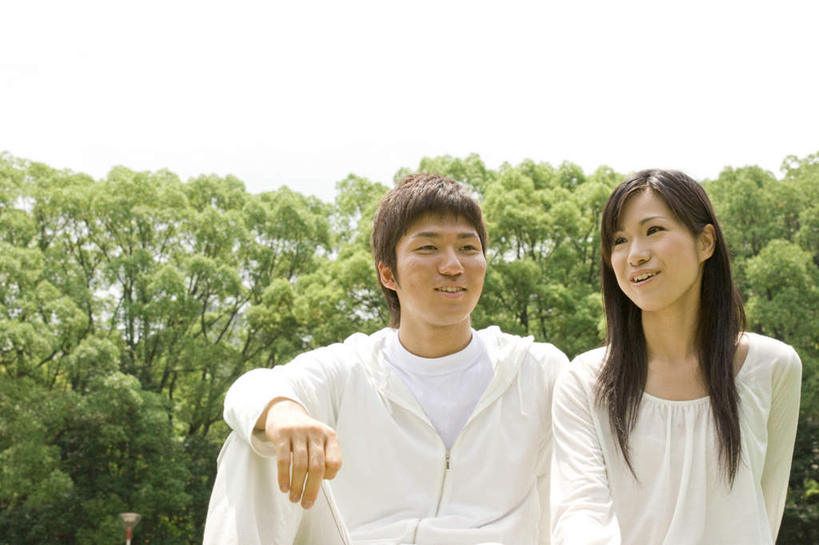 东方人,两个人,夫妻,坐,笑,微笑,露齿笑,横图,室外,白天,正面,爱情,亚洲,服装,云,云朵,浪漫,云彩,注视,休闲装,黄种人,衣服,白色,黑色,白云,天空,天,观察,看,休闲,休闲服,恩爱,恋人,服饰,观看,察看,关注,男人,男性,年轻男性,年轻女性,女人,女性,亚洲人,长发,夫妇,情侣,坐着,半身,彩图,伴侣