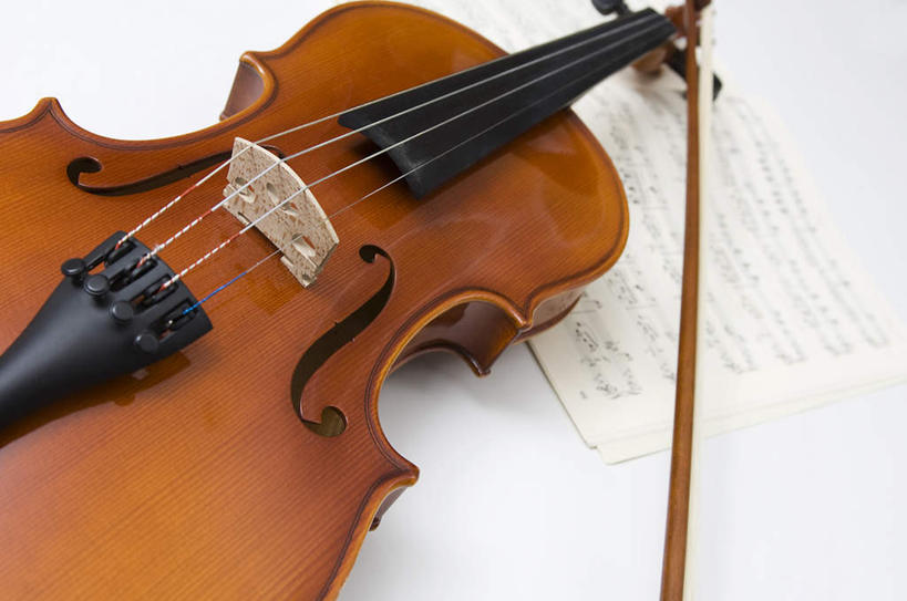 无人,横图,俯视,室内,特写,白天,白色背景,静物,书籍,一把,乐谱,乐器,五线谱,弦乐器,小提琴,音乐,摄影,影棚,节拍,弓拉弦乐器,弓拉弦鸣乐器,音符,符头,符干,符尾,乐章,彩图,高角度拍摄,影棚拍摄,拍摄