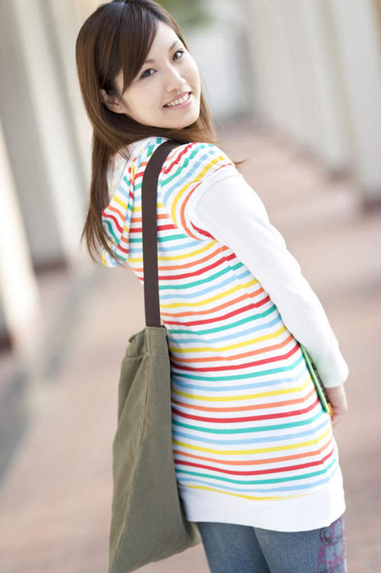 东方人,一个人,站,笑,微笑,露齿笑,竖图,彩色,室外,白天,亚洲,仅一个年轻女性,仅一个女性,仅一个人,条纹,服装,包,走道,走廊,过道,扭头,注视,休闲装,黄种人,背面,衣服,黑色,观察,回头,看,站着,转头,休闲,休闲服,服饰,观看,察看,关注,斜挎包,年轻女性,女人,女性,亚洲人,长发,站立,半身,彩图