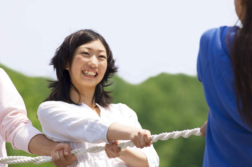 东方人,背部,三个人,伙伴,朋友,站,笑,微笑,露齿笑,横图,室外,白天,正面,游戏,友谊,拔河,亚洲,服装,朦胧,模糊,玩,注视,休闲装,黄种人,娱乐,衣服,黑色,观察,看,站着,休闲,休闲服,服饰,观看,活动,察看,发泄,关注,消遣,智力,宣泄,友情,男人,男性,年轻男性,年轻女性,女人,女性,亚洲人,玩耍,嬉戏,站立,半身,彩图