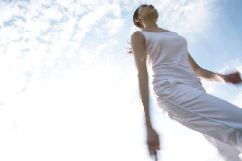 东方人,一个人,站,走,横图,室外,白天,仰视,运动服,锻炼,运动,亚洲,仅一个年轻女性,仅一个女性,仅一个人,阴影,服装,光线,影子,云,云朵,云彩,注视,休闲装,黄种人,衣服,蓝色,白云,蓝天,天空,阳光,天,观察,看,站着,休闲,休闲服,服饰,晴朗,观看,察看,关注,体育,年轻女性,女人,女性,亚洲人,晴空,步行,散步,站立,走路,半身,彩图,低角度拍摄,健身