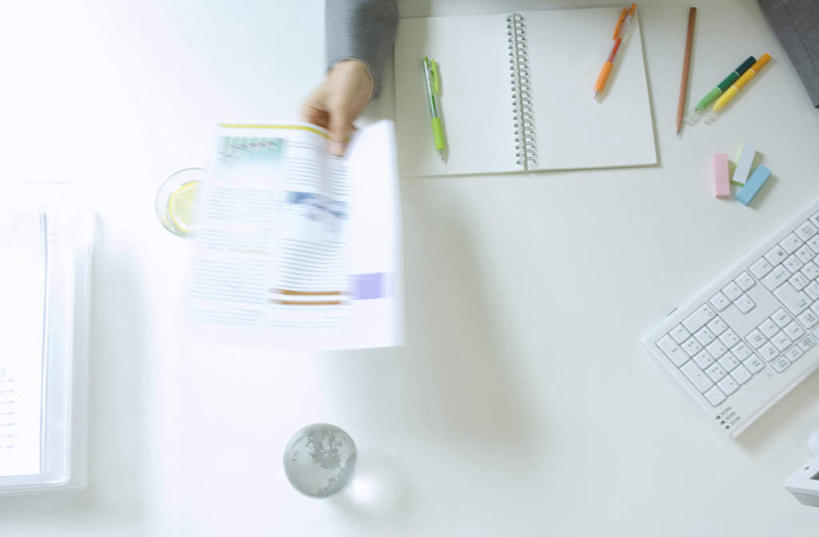 东方人,一个人,商务人士,商务女性,办公室,坐,横图,俯视,室内,白天,衬衫,键盘,亚洲,仅一个年轻女性,仅一个女性,仅一个人,套装,透明,笔,材料,档案,文件,办公用品,圆珠笔,水晶,拿,拿着,黄种人,输入设备,通讯设备,文具,一个,学习用品,资料,球体,水晶球,单个,文具用品,文档,通信设备,商务装,工薪阶层,年轻女性,亚洲人,年轻人,白领,上班族,坐着,半身,彩图,高角度拍摄,衬衣