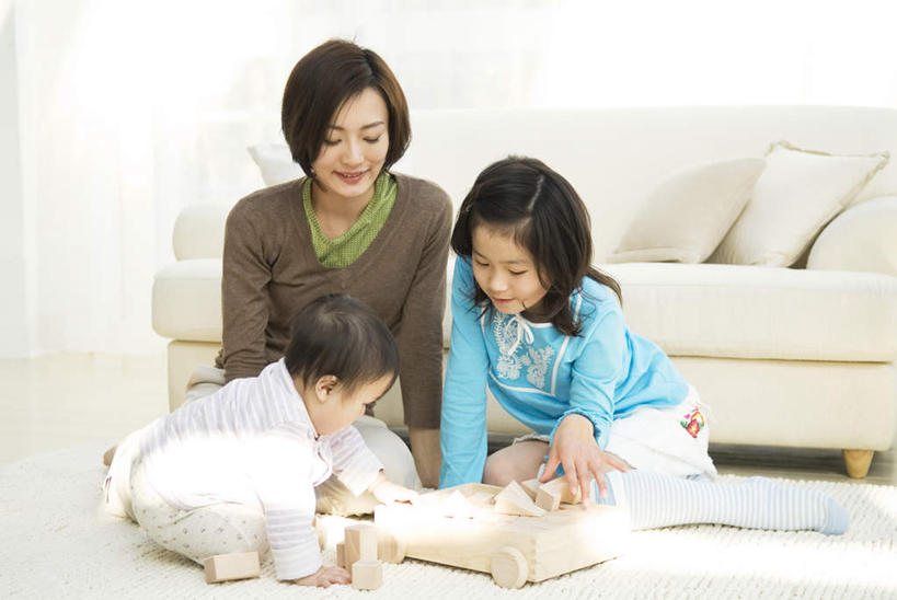 东方人,儿童,三个人,家庭,母亲,女儿,客厅,坐,横图,室内,白天,正面,游戏,纯洁,智慧,靠垫,沙发,玩具,亚洲,服装,靠枕,拿,玩,拿着,注视,休闲装,黄种人,娱乐,小孩,衣服,垫子,枕头,观察,看,休闲,温暖,温馨,母女,一家人,休闲服,积木,可爱,母爱,童年,童趣,益智,服饰,观看,活动,和睦,察看,起居室,思维,发泄,关注,消遣,智力,想象,童真,烂漫,无邪,宣泄,天真,年轻女性,女孩,女人,女性,亚洲人,孩子,年轻人,玩耍,嬉戏,坐着,彩图,全身,融洽,女生,皮沙发