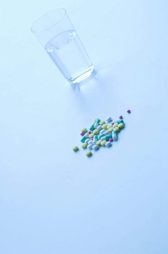 无人,竖图,俯视,室内,特写,白天,安全,桌面,桌子,静物,杯子,许多,散落,药剂,药丸,液体,防护,一杯,药片,玻璃制品,蓝色,绿色,紫色,白色,水杯,药品,治疗,摄影,影棚,保护,药物,医疗,保险,预防,平安,玻璃杯,彩图,高角度拍摄,影棚拍摄,拍摄