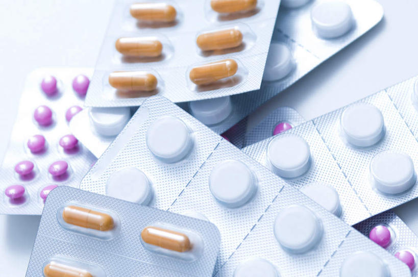 无人,横图,俯视,室内,特写,白天,白色背景,安全,桌面,桌子,静物,堆叠,圆形,药剂,药丸,防护,胶囊,药片,紫色,白色,药品,治疗,摄影,影棚,堆,保护,药物,医疗,保险,预防,平安,彩图,高角度拍摄,影棚拍摄,拍摄