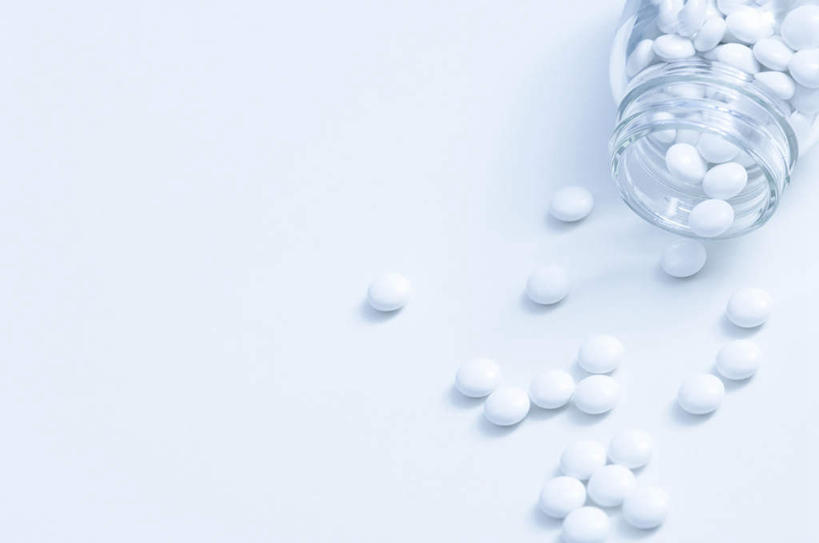 无人,横图,俯视,室内,特写,白天,安全,桌面,桌子,静物,许多,罐子,药剂,药丸,防护,药片,玻璃制品,一个,白色,玻璃瓶,瓶子,药品,治疗,单个,保护,药物,医疗,保险,预防,平安,彩图,高角度拍摄