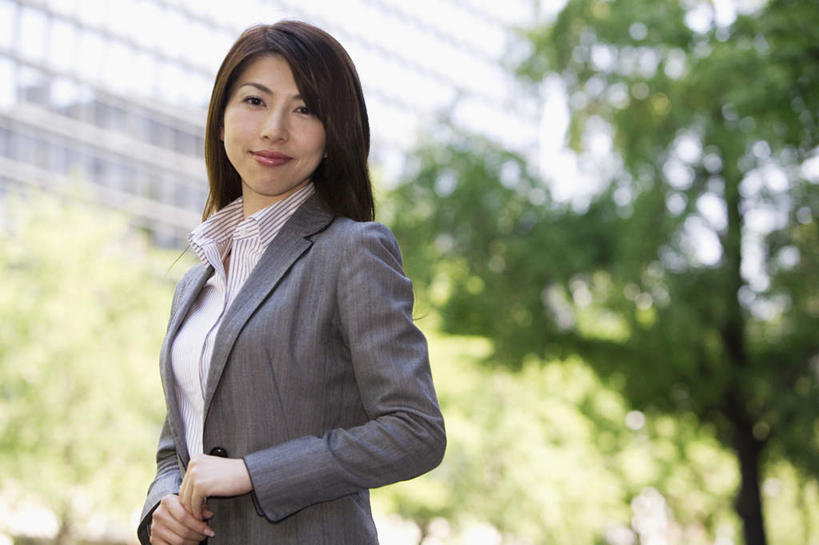 东方人,一个人,商务人士,商务女性,高楼大厦,站,笑,微笑,横图,室外,白天,正面,植物,大厦,建筑,摩天大楼,亚洲,仅一个年轻女性,仅一个女性,仅一个人,套装,注视,黄种人,树,树木,绿色,自然,观察,看,站着,生长,成长,观看,察看,关注,商务装,工薪阶层,年轻女性,女人,女性,亚洲人,白领,上班族,站立,半身,彩图,大楼,高层建筑,高楼,摩天楼