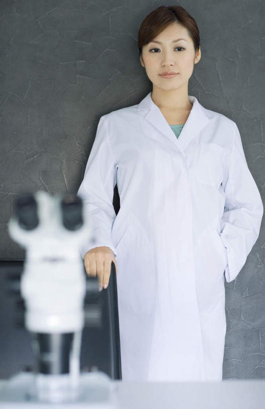 东方人,一个人,科学家,站,笑,微笑,竖图,室内,白天,正面,工作服,制服,仪器,桌面,桌子,亚洲,仅一个年轻女性,仅一个女性,仅一个人,检查,反射,分析,科学,显微镜,注视,黄种人,观察,看,站着,清晰,探索,放大,观看,仔细,透镜,察看,凸透镜,聚焦,关注,背手,科学研究者,光学,清楚,工作制服,年轻女性,女人,女性,亚洲人,科学工作者,站立,半身,彩图,工作套服