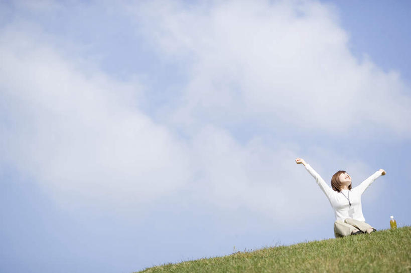 东方人,一个人,坐,举,横图,室外,白天,仰视,草地,草坪,植物,亚洲,仅一个年轻女性,仅一个女性,仅一个人,服装,云,云朵,云彩,注视,休闲装,黄种人,草,衣服,蓝色,绿色,白色,黑色,白云,蓝天,天空,天,观察,看,托,休闲,休闲服,服饰,晴朗,观看,察看,关注,年轻女性,女人,女性,亚洲人,长发,晴空,举起,举手,举着,向上举,向上伸,向上托,坐着,彩图,低角度拍摄,全身