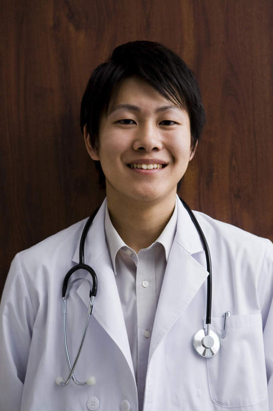 东方人,一个人,医生,站,笑,微笑,露齿笑,竖图,室内,白天,正面,工作服,制服,亚洲,仅一个男性,仅一个人,墙,注视,黄种人,墙壁,墙面,仅一个年轻男性,听诊器,观察,看,站着,医护人员,医疗人员,观看,察看,医疗设备,白大褂,关注,医疗器械,医疗工具,工作制服,检测工具,男人,男性,年轻男性,亚洲人,大夫,站立,半身,彩图,工作套服