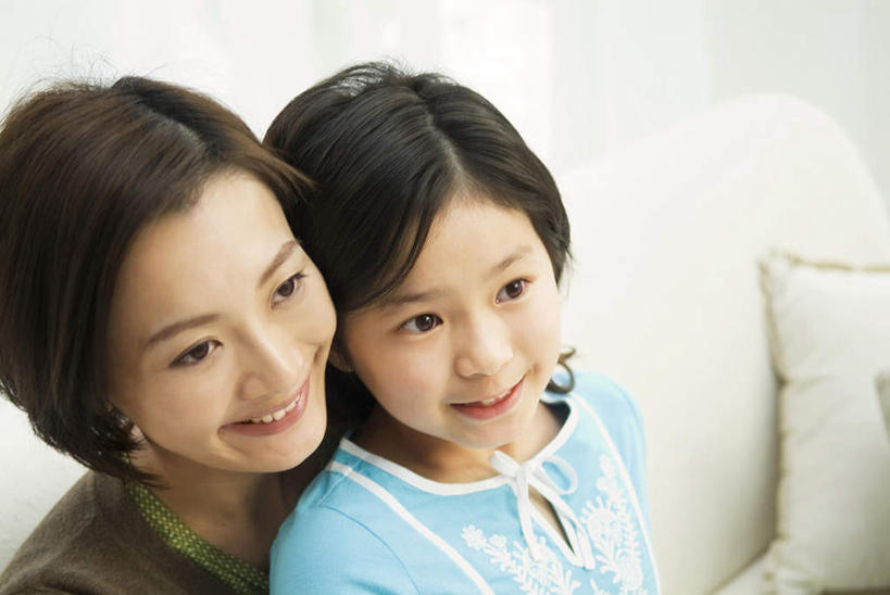 东方人,儿童,脸,头,脸颊,两个人,家庭,母亲,女儿,坐,笑,微笑,露齿笑,横图,室内,特写,白天,正面,纯洁,靠垫,沙发,卧室,亚洲,服装,靠枕,注视,休闲装,黄种人,肩膀,小孩,衣服,垫子,枕头,观察,看,休闲,温暖,温馨,母女,一家人,休闲服,可爱,母爱,童年,童趣,服饰,观看,和睦,察看,关注,童真,烂漫,无邪,天真,年轻女性,女孩,女人,女性,亚洲人,孩子,年轻人,头部,脸部,脸蛋,面部,坐着,半身,彩图,睡房,卧房,融洽,女生,皮沙发