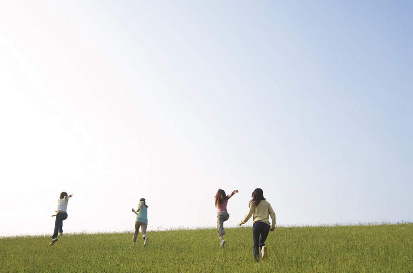 东方人,四个人,伙伴,朋友,跑,横图,室外,白天,锻炼,友谊,运动,草地,草坪,植物,亚洲,阴影,服装,光线,影子,地平线,辽阔,地面,休闲装,黄种人,草,背面,衣服,绿色,阳光,休闲,广阔,休闲服,服饰,一望无际,延伸,天地相交,无边无际,一马平川,体育,友情,年轻女性,女人,女性,亚洲人,跑步,彩图,全身,健身