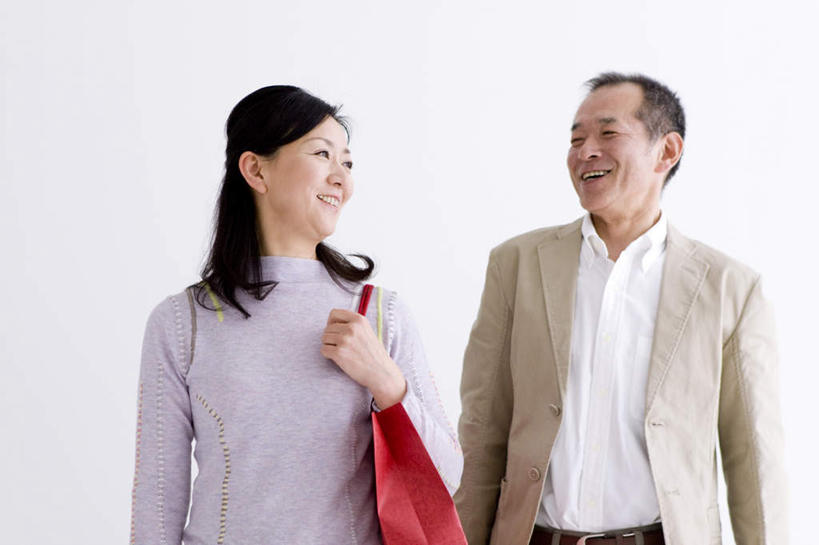 东方人,两个人,夫妻,站,笑,微笑,露齿笑,横图,室内,白天,白色背景,正面,爱情,购物,消费,袋子,亚洲,服装,包装袋,手提袋,购物袋,浪漫,拿,拿着,注视,休闲装,黄种人,一个,衣服,红色,紫色,黑色,观察,看,站着,休闲,休闲服,恩爱,金融,恋人,摄影,服饰,影棚,单个,观看,察看,购买,关注,贸易,男人,男性,女人,女性,中年男性,中年女性,亚洲人,长发,夫妇,情侣,站立,半身,彩图,影棚拍摄,拍摄,伴侣