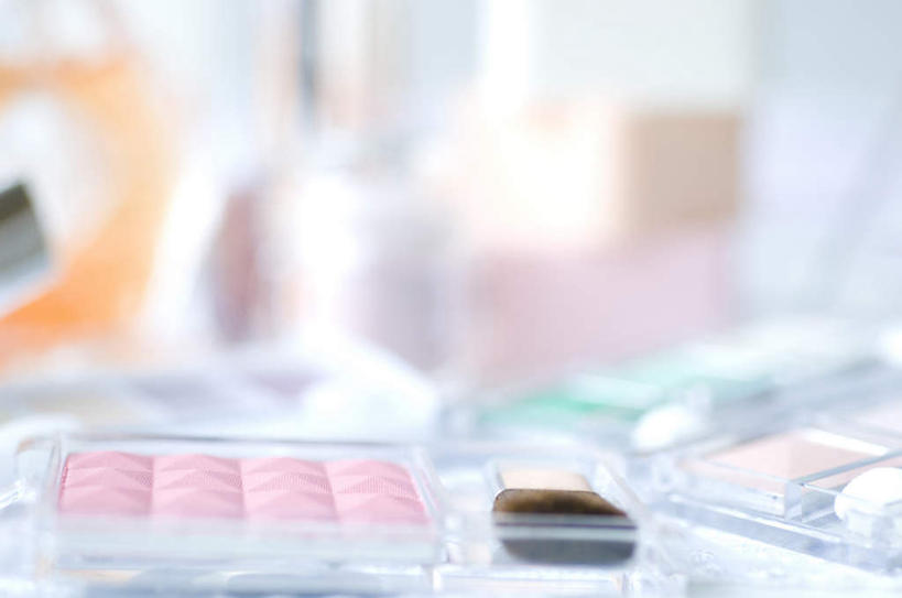 无人,横图,室内,特写,白天,正面,化妆,美容,镜子,桌面,桌子,静物,护肤,朦胧,模糊,装饰,反射,粉饼,指甲油,化妆镜,化妆品,保养,享受,休闲,放松,保健,腮红刷,华丽,修饰,点缀,镜像,眼影盒,镜面,养颜,光学,衬托,美观,雅致,雅观,彩图