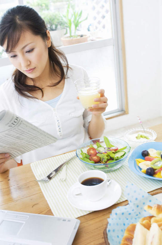 咖啡,东方人,一个人,坐,竖图,俯视,室内,白天,阅读,幸福,葡萄,蔬菜,报纸,杯子,餐具,水果,亚洲,仅一个年轻女性,仅一个女性,仅一个人,学习,服装,瓷器,碟子,盘,蔬菜沙拉,沙拉,咖啡杯,陶瓷制品,拿,拿着,注视,休闲装,黄种人,娱乐,色拉,沙律,饮料,衣服,盘子,碟,观察,看,享受,休闲,温馨,休闲服,放松,乐趣,浏览,服饰,有机食品,绿色食品,观看,色拉酱,察看,提神,舒适,关注,千岛酱,瓷杯,醒脑,软饮料,年轻女性,女人,女性,亚洲人,山葫芦,蒲桃,草龙珠,坐着,半身,彩图,高角度拍摄