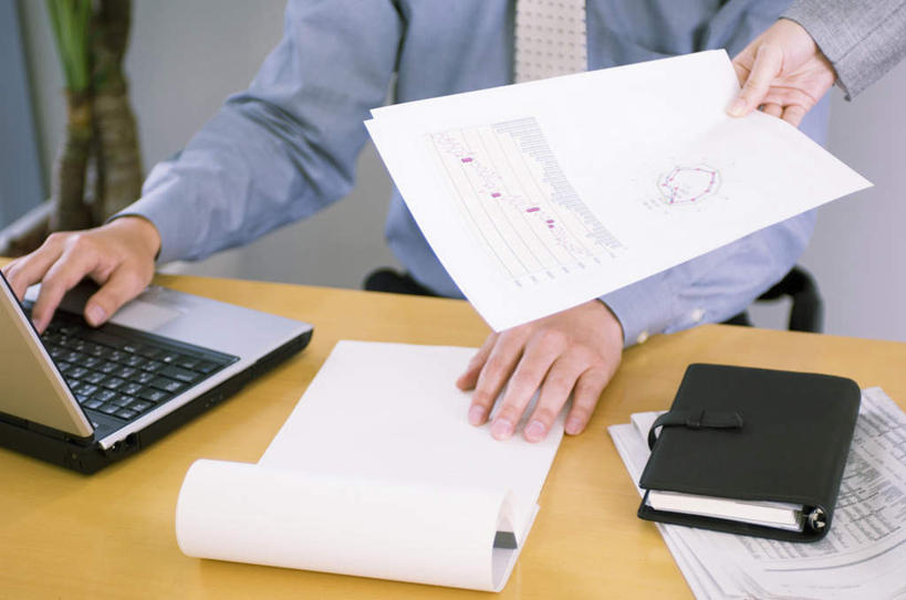 东方人,手,两个人,同事,商务人士,商务男性,商务女性,办公室,坐,横图,俯视,室内,特写,白天,衬衫,成功,合作,团队,集体,信心,电脑,笔记本电脑,桌子,亚洲,双手,套装,网络,材料,档案,文件,办公桌,记事本,领带,拿,拿着,黄种人,通讯设备,队伍,本子,笔记本,资料,手部,无线,领导,成就,文档,通信设备,商务装,无线网络,合伙,领袖,无线上网,便携式电脑,工薪阶层,手提电脑,男人,男性,年轻男性,年轻女性,女人,女性,亚洲人,年轻人,白领,上班族,坐着,半身,彩图,高角度拍摄,衬衣