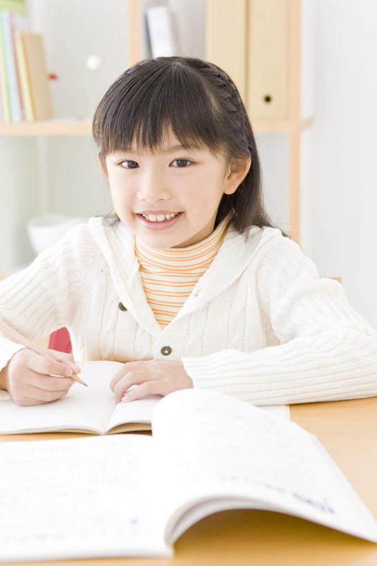 东方人,儿童,一个人,坐,笑,微笑,露齿笑,竖图,室内,白天,正面,纯洁,桌子,书籍,亚洲,仅一个女性,仅一个人,服装,笔,办公用品,记事本,拿,拿着,注视,休闲装,黄种人,书桌,文具,小孩,衣服,黑色,本子,笔记本,课桌,铅笔,学习用品,观察,看,仅一个小孩,休闲,休闲服,可爱,童年,童趣,服饰,观看,文具用品,察看,关注,童真,烂漫,无邪,天真,女孩,女人,女性,亚洲人,孩子,长发,书,图书,坐着,半身,彩图,女生