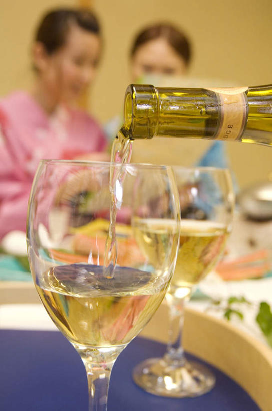 东方人,两个人,坐,笑,微笑,竖图,室内,白天,正面,爱情,杯子,亚洲,倒,服装,朦胧,模糊,高脚杯,红酒杯,浪漫,注视,休闲装,黄种人,玻璃制品,酒瓶,衣服,玻璃瓶,酒杯,瓶子,观察,看,休闲,温暖,温馨,休闲服,恩爱,恋人,服饰,观看,和睦,察看,关注,男人,男性,女人,女性,中年男性,中年女性,亚洲人,情侣,玻璃杯,坐着,半身,彩图,伴侣,融洽