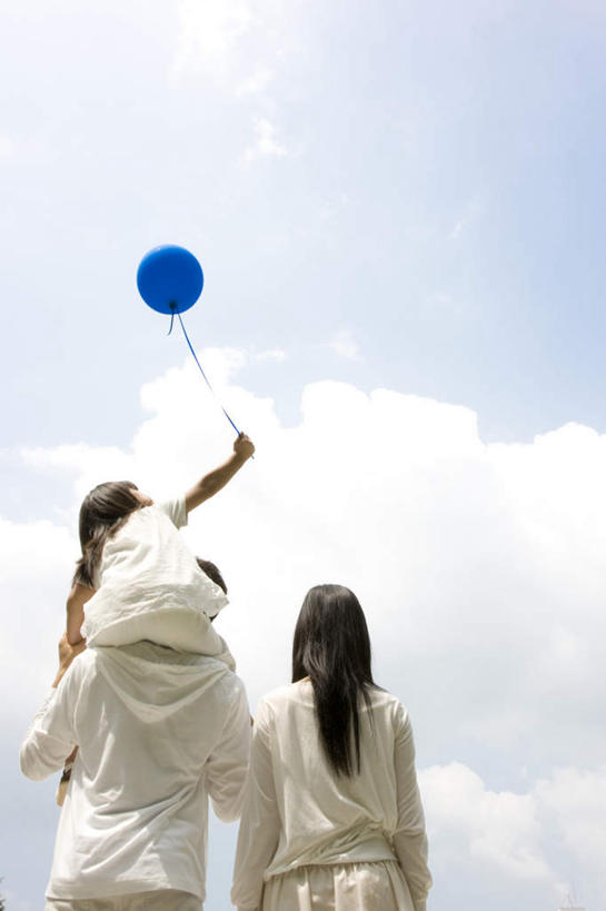 东方人,儿童,三个人,家庭,夫妻,母亲,父亲,女儿,站,举,竖图,室外,白天,仰视,爱情,游戏,纯洁,玩具,亚洲,服装,塑料,云,云朵,浪漫,玩,云彩,注视,休闲装,黄种人,娱乐,一个,小孩,骑,衣服,蓝色,白云,蓝天,天空,气球,塑料制品,天,观察,看,扛,托,站着,休闲,温暖,温馨,父女,母女,三口之家,一家人,休闲服,充气玩具,橡胶,恩爱,父爱,可爱,母爱,童年,童趣,益智,恋人,服饰,晴朗,单个,观看,活动,和睦,察看,发泄,关注,消遣,智力,童真,橡胶制品,烂漫,无邪,宣泄,扛在肩上,骑在肩上,天真,男人,男性,年轻男性,年轻女性,女孩,女人,女性,亚洲人,孩子,年轻人,夫妇,情侣,晴空,举起,举手,举着,玩耍,嬉戏,向上举,向上伸,向上托,站立,半身,彩图,低角度拍摄,伴侣,融洽,女生