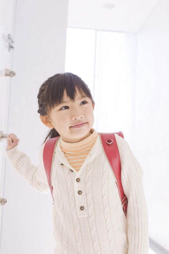 东方人,儿童,一个人,站,笑,微笑,竖图,室内,白天,正面,纯洁,门,亚洲,仅一个女性,仅一个人,服装,包,书包,注视,休闲装,黄种人,小孩,衣服,黑色,背包,门框,观察,看,站着,仅一个小孩,休闲,休闲服,可爱,童年,童趣,服饰,观看,察看,关注,童真,烂漫,无邪,天真,女孩,女人,女性,亚洲人,孩子,长发,站立,半身,彩图,双肩包,女生