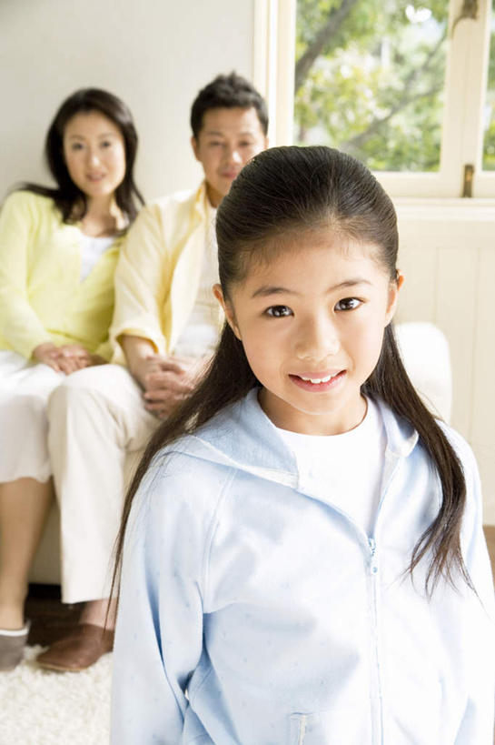 东方人,儿童,三个人,家庭,夫妻,母亲,父亲,女儿,站,坐,笑,微笑,露齿笑,竖图,俯视,室内,白天,爱情,纯洁,窗户,亚洲,服装,墙,浪漫,注视,休闲装,黄种人,玻璃窗,墙壁,墙面,小孩,衣服,白色,观察,看,站着,休闲,温暖,温馨,父女,母女,三口之家,一家人,休闲服,恩爱,父爱,可爱,母爱,童年,童趣,恋人,服饰,观看,和睦,察看,关注,童真,烂漫,无邪,天真,男人,男性,年轻男性,年轻女性,女孩,女人,女性,亚洲人,孩子,年轻人,夫妇,情侣,站立,坐着,半身,彩图,高角度拍摄,伴侣,融洽,女生