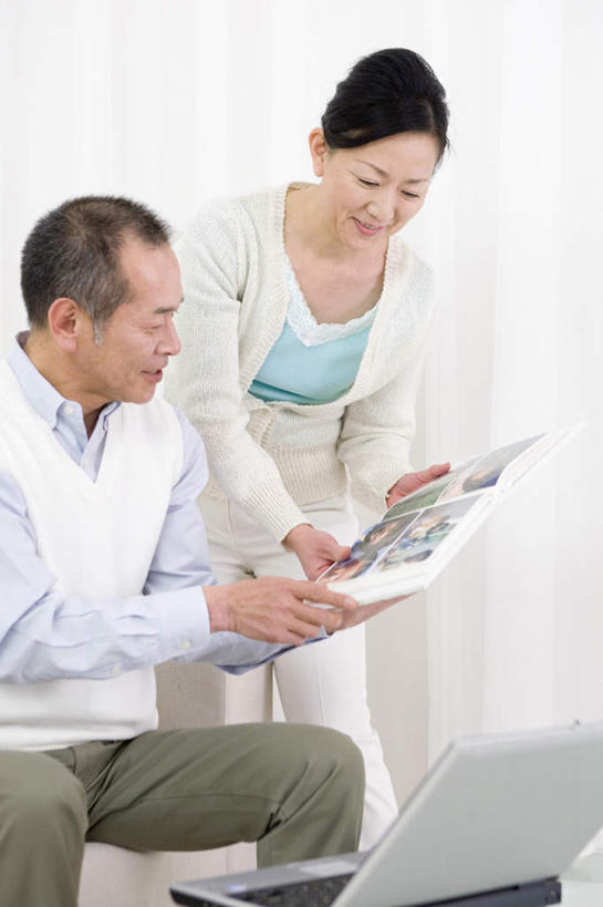 东方人,两个人,夫妻,站,坐,笑,说,微笑,露齿笑,竖图,俯视,室外,白天,爱情,看书,讨论,阅读,电脑,笔记本电脑,窗帘,书籍,亚洲,弯腰,学习,服装,装饰,网络,浪漫,拿,拿着,注视,休闲装,黄种人,通讯设备,衣服,帘子,书本,观察,看,站着,休闲,休闲服,遮阳,恩爱,读书,浏览,恋人,服饰,观看,华丽,修饰,点缀,察看,无线,关注,通信设备,无线网络,无线上网,便携式电脑,弯身,衬托,美观,雅致,雅观,交流,手提电脑,老年男性,老年女性,男人,男性,女人,女性,亚洲人,夫妇,情侣,书,图书,沟通,讲话,交谈,商讨,说话,谈话,站立,坐着,半身,彩图,高角度拍摄,伴侣