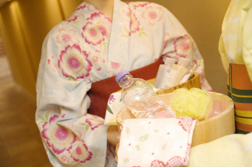 东方人,两个人,伙伴,朋友,站,捧,横图,俯视,室内,特写,白天,民族服装,友谊,照明,亚洲,一块,和服,纺织物,桶,墙,走道,走廊,过道,灯光,黄种人,顶灯,墙壁,墙面,灯,一个,黄色,红色,白色,瓶子,容器,塑料制品,灯具,毛巾,浴球,清洁,站着,两件,塑料瓶,服饰,单个,储藏,保暖,照亮,照明设备,储存,透气,防水,吴服,唐草,唐花,唐锦,储水,耐磨,吸水,友情,年轻女性,女人,女性,亚洲人,端,端着,捧着,手捧,站立,半身,彩图,高角度拍摄,传统服装,民俗服,贮存