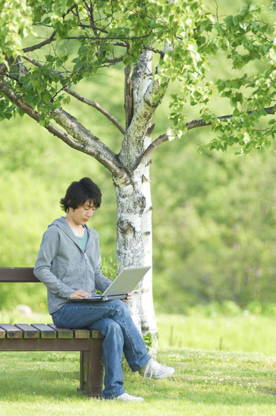 东方人,一个人,商务人士,商务男性,公园,坐,竖图,室外,白天,正面,电脑,笔记本电脑,草地,草坪,植物,椅子,亚洲,仅一个男性,仅一个人,敲打,阴影,服装,光线,网络,影子,木椅,注视,休闲装,黄种人,输入,通讯设备,草,树,树木,仅一个年轻男性,一个,衣服,绿色,阳光,自然,打字,观察,看,休闲,休闲服,服饰,生长,单个,成长,观看,点击,敲击,察看,无线,关注,通信设备,无线网络,无线上网,便携式电脑,工薪阶层,按键,手提电脑,男人,男性,年轻男性,亚洲人,白领,上班族,坐着,彩图,全身