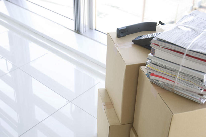 无人,打电话,横图,俯视,室内,特写,白天,窗户,落地窗,静物,电话,手机,书籍,许多,包装,瓷砖,地砖,纸箱,地面,通讯设备,玻璃窗,黄色,白色,黑色,话筒,容器,箱子,四个,电话线,纸板箱,包装箱,一部,交流,电话机,书,图书,沟通,通话,彩图,高角度拍摄