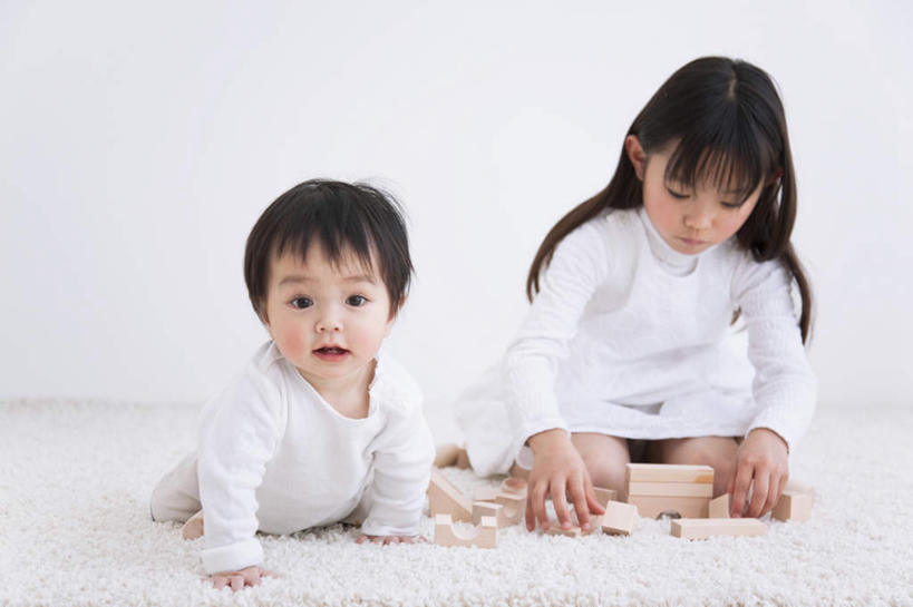 东方人,婴儿,儿童,一个人,两个人,跪,笑,微笑,露齿笑,横图,室内,白天,白色背景,正面,游戏,纯洁,智慧,玩具,亚洲,仅一个女性,仅一个人,服装,木制,拿,玩,拿着,休闲装,黄种人,娱乐,小孩,衣服,白色,木制品,垫子,趴着,仅一个小孩,休闲,休闲服,积木,可爱,童年,童趣,益智,摄影,服饰,活泼,影棚,活动,思维,发泄,消遣,智力,宝宝,想象,童真,纯真,烂漫,无邪,宣泄,伶俐,天真,女孩,女人,女性,亚洲人,孩子,跪着,趴,玩耍,嬉戏,彩图,全身,影棚拍摄,拍摄,女生