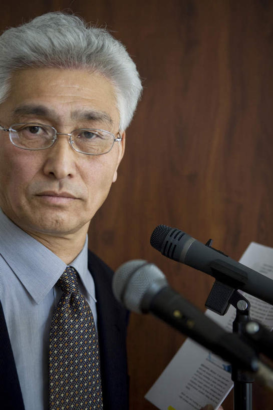 东方人,脸,头,脸颊,一个人,商务人士,商务男性,站,竖图,室内,特写,白天,正面,衬衫,亚洲,仅一个男性,仅一个人,一张,套装,木制,材料,档案,文件,墙,拿,拿着,注视,黄种人,肩膀,墙壁,墙面,两个,话筒,木制品,资料,观察,看,演讲,站着,仅一个老年男性,观看,严肃,察看,麦克风,关注,扩音器,文档,商务装,传声器,工薪阶层,微音器,老年男性,男人,男性,亚洲人,头部,脸部,脸蛋,面部,白领,上班族,站立,半身,彩图,衬衣