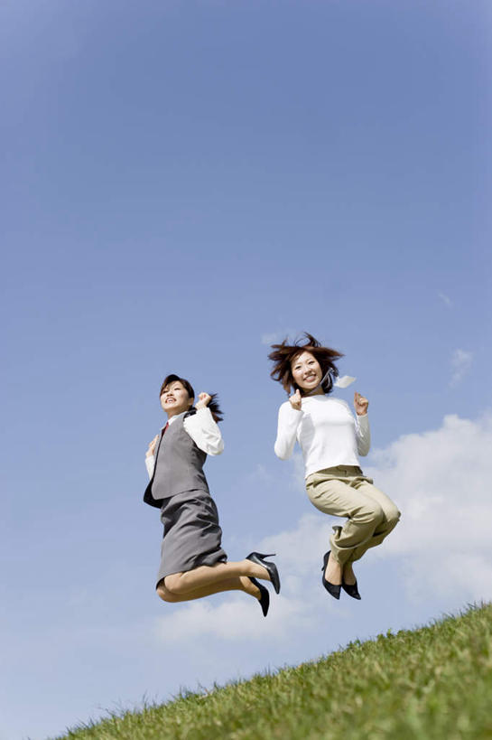 东方人,两个人,伙伴,朋友,商务人士,商务女性,跳,笑,微笑,露齿笑,竖图,室内,白天,仰视,友谊,合作,团队,草地,草坪,植物,亚洲,套装,云,云朵,半空,云彩,黄种人,草,蓝色,绿色,白云,蓝天,天空,天,战略,晴朗,商务装,工薪阶层,联合,合谋,配合,协作,年轻女性,女人,女性,亚洲人,白领,上班族,晴空,跳跃,彩图,低角度拍摄,全身