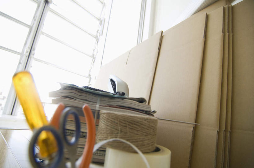 无人,横图,室内,白天,仰视,窗户,落地窗,书籍,一卷,许多,连接,修剪,组合,朦胧,模糊,弯曲,包装,工具,剪刀,钳子,纸箱,加工,玻璃窗,一个,黑色,容器,绳子,箱子,橙色,单个,老虎钳,螺丝刀,胶带,起子,绳索,裁剪,链接,固定,五金,剪子,剪裁,切割,紧固,拼接,剪断,拼凑,纸板箱,扭转,包装箱,拼合,凑集,聚合,撮合,链结,牢固,夹持,书,图书,彩图,低角度拍摄