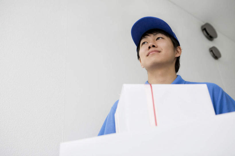 东方人,一个人,站,捧,笑,微笑,横图,俯视,室内,白天,工作服,制服,亚洲,仅一个男性,仅一个人,服装,纸盒,注视,黄种人,盒子,仅一个年轻男性,两个,衣服,白色,包装盒,观察,看,站着,快递员,服饰,观看,察看,衣着,穿着,关注,快递,速递,工作制服,衣饰,男人,男性,年轻男性,亚洲人,端,端着,捧着,手捧,站立,半身,彩图,高角度拍摄,工作套服