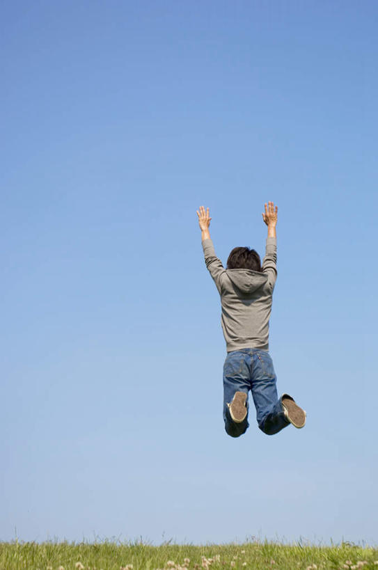 东方人,一个人,跳,举,竖图,室外,白天,仰视,草地,草坪,植物,亚洲,仅一个男性,仅一个人,服装,半空,休闲装,黄种人,草,仅一个年轻男性,衣服,蓝色,绿色,蓝天,天空,天,托,休闲,休闲服,服饰,晴朗,万里无云,男人,男性,年轻男性,亚洲人,晴空,晴空万里,举起,举手,举着,跳跃,向上举,向上伸,向上托,彩图,低角度拍摄,全身