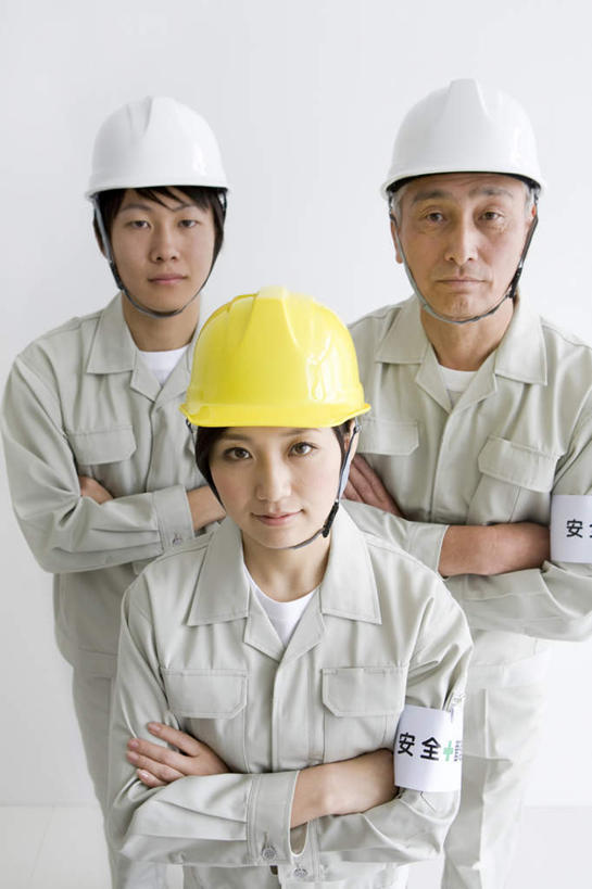 东方人,三个人,同事,商务人士,商务男性,商务女性,站,双手交叉,竖图,俯视,室内,白天,白色背景,工作服,衬衫,制服,成功,合作,团队,集体,信心,帽子,亚洲,戴,套装,服装,标志,头盔,文字,字符,带子,注视,黄种人,标识,队伍,三个,衣服,黄色,白色,安全帽,观察,看,站着,汉字,摄影,服饰,影棚,观看,严肃,戴着,察看,领导,双手抱胸,衣着,成就,穿着,关注,中文,商务装,合伙,领袖,工薪阶层,国文,华文,工作制服,衣饰,老年男性,年轻女性,女人,女性,亚洲人,白领,上班族,站立,半身,彩图,高角度拍摄,影棚拍摄,衬衣,工作套服,拍摄