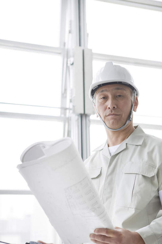 东方人,一个人,站,竖图,室内,白天,仰视,工作服,制服,窗户,落地窗,帽子,亚洲,仅一个男性,仅一个人,许多,戴,服装,头盔,图纸,设计图,拿,拿着,注视,黄种人,玻璃窗,一个,衣服,白色,安全帽,观察,看,站着,仅一个老年男性,服饰,单个,观看,严肃,戴着,察看,衣着,穿着,关注,工程图,草图,蓝图,工作制服,衣饰,老年男性,男人,男性,亚洲人,设计,站立,半身,彩图,低角度拍摄,工作套服