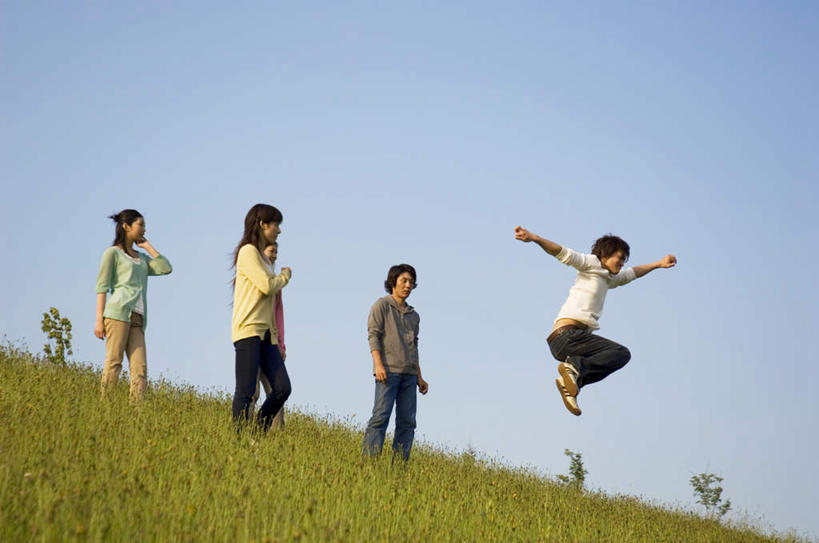 东方人,四个人,伙伴,朋友,走,跳,笑,微笑,露齿笑,横图,室外,白天,仰视,游戏,友谊,草地,草坪,植物,亚洲,服装,玩,休闲装,黄种人,娱乐,草,衣服,蓝色,绿色,蓝天,天空,天,休闲,休闲服,服饰,晴朗,活动,发泄,消遣,智力,万里无云,宣泄,友情,男人,男性,年轻男性,年轻女性,女人,女性,亚洲人,晴空,晴空万里,步行,散步,跳跃,玩耍,嬉戏,走路,彩图,低角度拍摄,全身