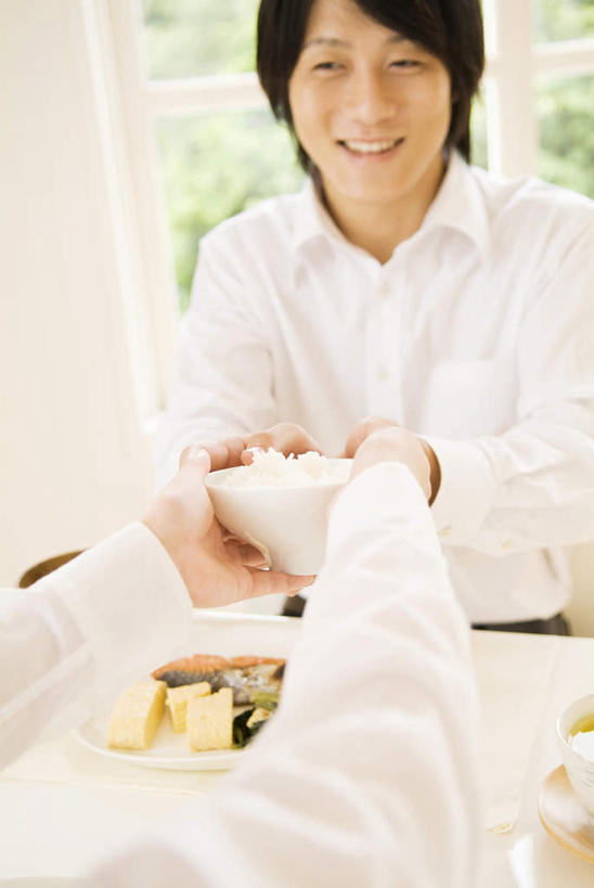 米饭,东方人,两个人,坐,捧,笑,微笑,露齿笑,竖图,俯视,室内,白天,爱情,早餐,餐桌,窗户,桌子,亚洲,服装,陶瓷,陶瓷制品,饭,浪漫,注视,休闲装,黄种人,玻璃窗,一个,衣服,白色,盘子,碗,观察,看,休闲,温暖,温馨,休闲服,恩爱,恋人,服饰,单个,餐台,观看,一份,五谷,和睦,察看,关注,一碗,男人,男性,年轻男性,年轻女性,女人,女性,亚洲人,情侣,端,端着,捧着,手捧,坐着,半身,彩图,高角度拍摄,伴侣,融洽