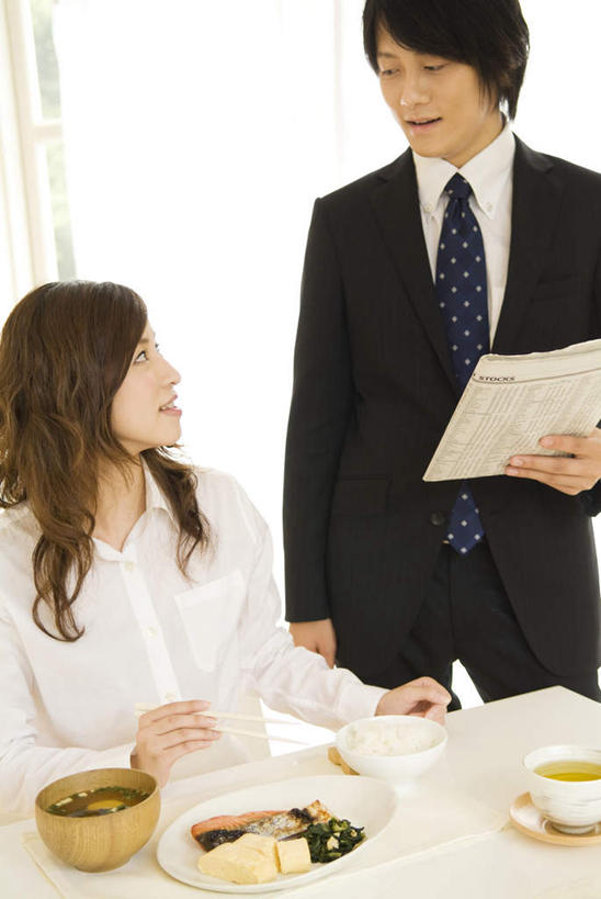 米饭,东方人,两个人,商务人士,商务男性,商务女性,坐,说,竖图,俯视,室内,特写,白天,衬衫,爱情,讨论,早餐,餐桌,茶,窗帘,筷子,桌子,蔬菜,报纸,杯子,餐具,亚洲,一双,套装,新鲜,装饰,信息,木制,汤,食品,饭,一杯,浪漫,拿,拿着,注视,黄种人,文化,传统,食物,一个,白色,帘子,盘子,木制品,水杯,碗,观察,看,温暖,温馨,遮阳,恩爱,恋人,有机食品,绿色食品,单个,餐台,观看,新闻,礼节,华丽,修饰,一份,点缀,五谷,和睦,察看,关注,礼仪,商务装,工薪阶层,一碗,衬托,美观,雅致,雅观,交流,男人,男性,年轻男性,年轻女性,女人,女性,亚洲人,情侣,白领,上班族,茶杯,进餐用具,沟通,讲话,交谈,商讨,说话,谈话,坐着,半身,彩图,高角度拍摄,衬衣,伴侣,融洽,报刊