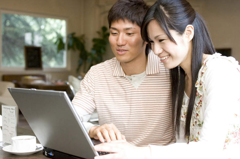 东方人,两个人,坐,横图,室内,白天,正面,爱情,电脑,笔记本电脑,植物,窗户,杯子,亚洲,敲打,服装,装饰,网络,瓷器,碟子,盆栽,墙,咖啡杯,盆景,陶瓷制品,浪漫,注视,休闲装,黄种人,输入,通讯设备,玻璃窗,墙壁,墙面,一个,衣服,绿色,自然,打字,观察,看,休闲,温暖,温馨,休闲服,恩爱,恋人,服饰,生长,单个,成长,观看,点击,华丽,修饰,一台,敲击,点缀,和睦,察看,无线,关注,瓷杯,通信设备,无线网络,无线上网,便携式电脑,衬托,美观,雅致,雅观,按键,手提电脑,男人,男性,年轻男性,年轻女性,女人,女性,亚洲人,情侣,坐着,半身,彩图,伴侣,融洽