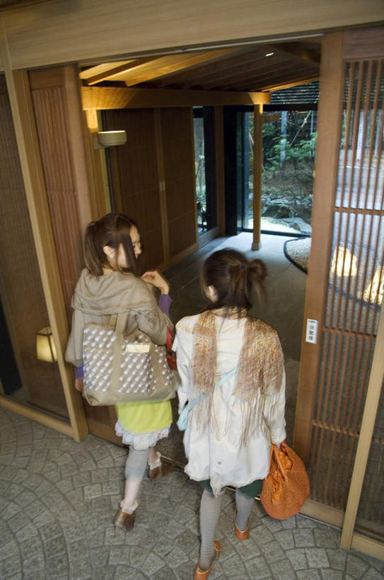 东方人,背,两个人,伙伴,朋友,走,竖图,俯视,室外,白天,友谊,门,浴室,照明,亚洲,握,服装,木制,包,皮包,灯光,拿,拎,拿着,休闲装,黄种人,顶灯,灯,两个,衣服,灰色,木制品,灯具,门框,背着,休闲,休闲服,橙色,握着,服饰,单肩包,照亮,照明设备,友情,年轻女性,女人,女性,亚洲人,步行,走路,彩图,高角度拍摄,全身,拎着