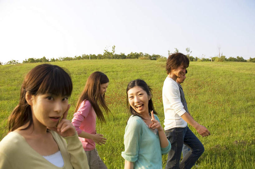 东方人,四个人,伙伴,朋友,走,笑,微笑,露齿笑,横图,室外,白天,侧面,快乐,兴奋,友谊,骄傲,成功,胜利,草地,草坪,植物,亚洲,服装,休闲装,黄种人,草,衣服,蓝色,绿色,蓝天,天空,天,手势,休闲,休闲服,自信,服饰,晴朗,万里无云,友情,男人,男性,年轻男性,年轻女性,女人,女性,亚洲人,晴空,晴空万里,步行,散步,走路,半身,彩图,欢乐,开心